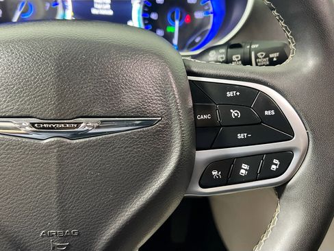 Used 2023 Chrysler Pacifica Touring-L image 19