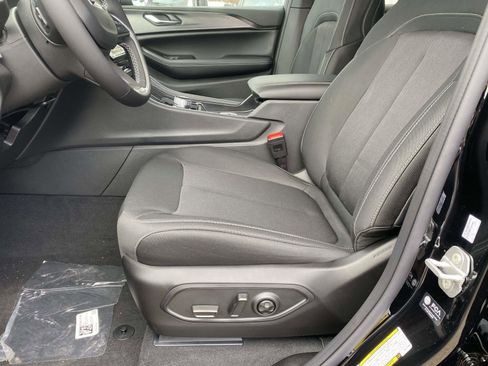 New 2025 Jeep Grand Cherokee Laredo image 9