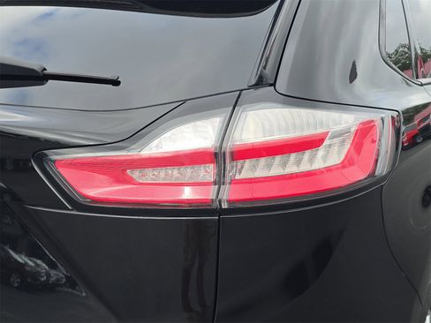 Certified 2021 Ford Edge SE image 6