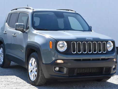 Used 2017 Jeep Renegade Latitude FWD image 1