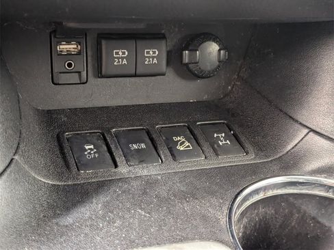 Used 2017 Toyota Highlander SE image 19