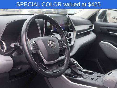 Used 2023 Toyota Highlander XLE AWD/4WD image 4