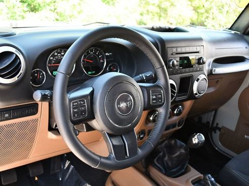 Used 2018 Jeep Wrangler Unlimited Rubicon w/ Connectivity Group AWD/4WD image 39