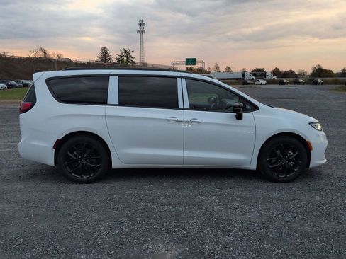 New 2026 Chrysler Pacifica Select w/ S Appearance Package image 2