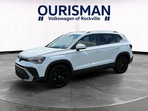 Used 2025 Volkswagen Taos SE w/ Panoramic Sunroof Package FWD image 2