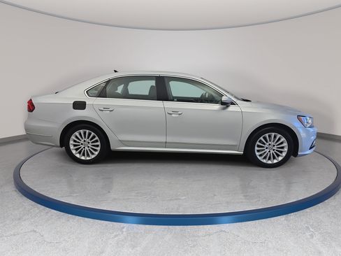 Used 2017 Volkswagen Passat 1.8T SE FWD image 4