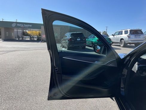 Used 2017 BMW 540i w/ Premium Package image 25