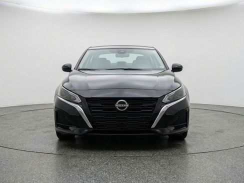 Used 2025 Nissan Altima 2.5 SV FWD image 2