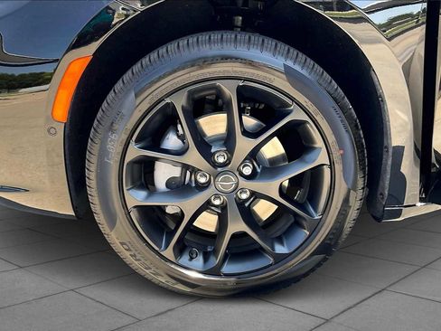 New 2026 Chrysler Pacifica Limited w/ S Appearance Package image 11