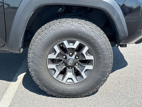 Used 2021 Toyota Tacoma TRD Off-Road w/ Technology Package AWD/4WD image 11