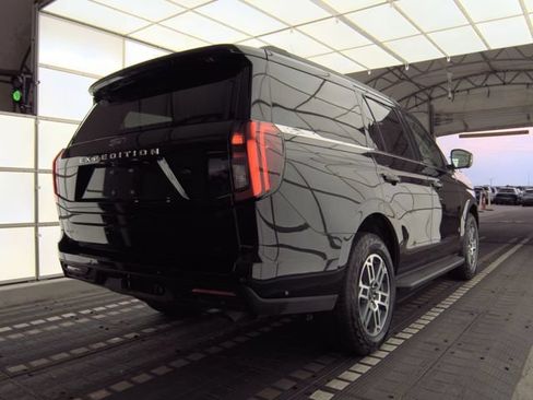 Used 2025 Ford Expedition Active AWD/4WD image 2