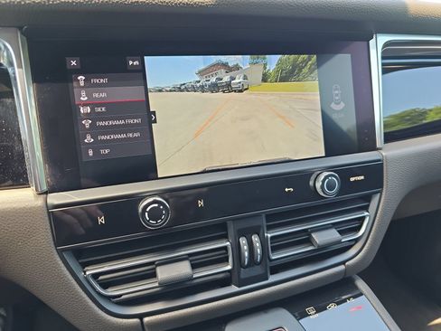 Used 2025 Porsche Macan AWD/4WD image 17