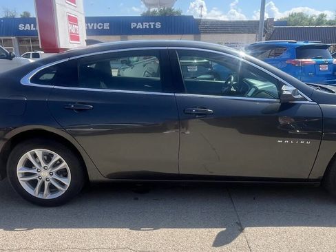Used 2017 Chevrolet Malibu LT image 4
