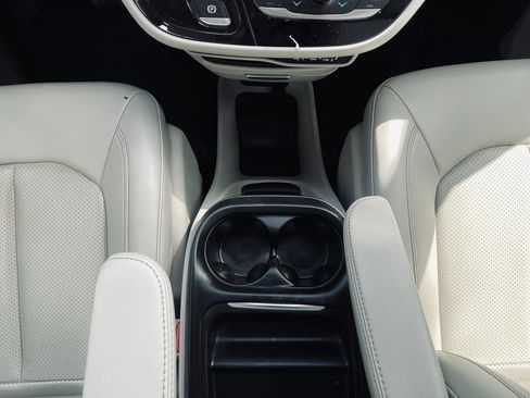 Used 2021 Chrysler Voyager Lxi image 19