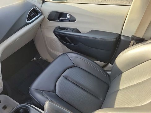 Used 2023 Chrysler Pacifica Touring-L image 17