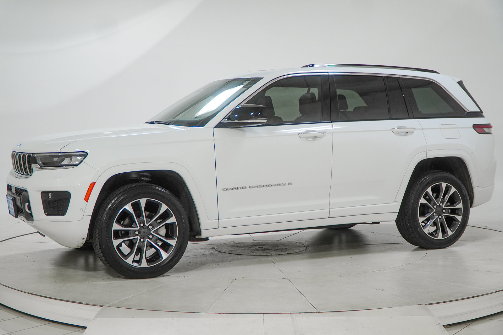 Used 2022 Jeep Grand Cherokee Overland AWD/4WD image 4