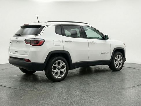 Used 2025 Jeep Compass Latitude image 9