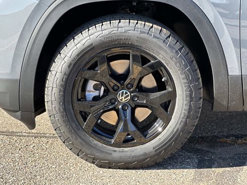 New 2026 Volkswagen Atlas Peak Edition image 9