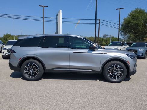 New 2025 Lincoln Nautilus Premier image 2