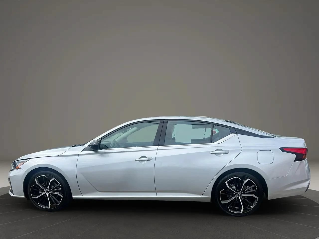 Used 2024 Nissan Altima 2.5 SR FWD image 8
