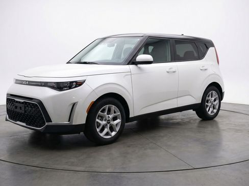 Used 2025 Kia Soul LX w/ LX Technology Package FWD image 3