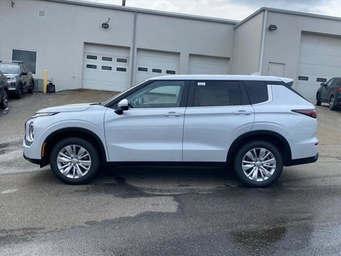 New 2026 Mitsubishi Outlander ES image 2