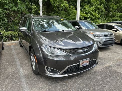 Used 2020 Chrysler Pacifica Limited FWD image 2