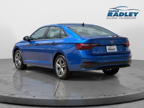 Certified 2023 Volkswagen Jetta SE w/ Panoramic Sunroof Package FWD image 4