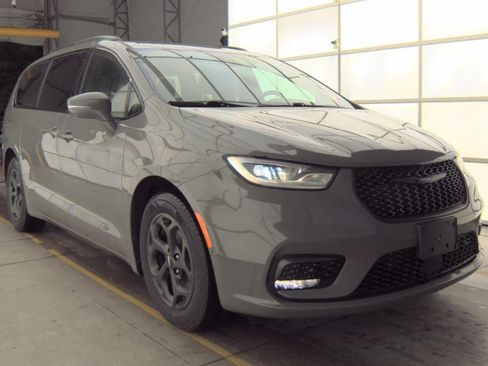 Used 2021 Chrysler Pacifica Touring-L w/ S Appearance Package FWD image 2