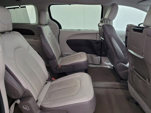 Used 2017 Chrysler Pacifica Touring-L Plus w/ Tire & Wheel Group FWD image 19