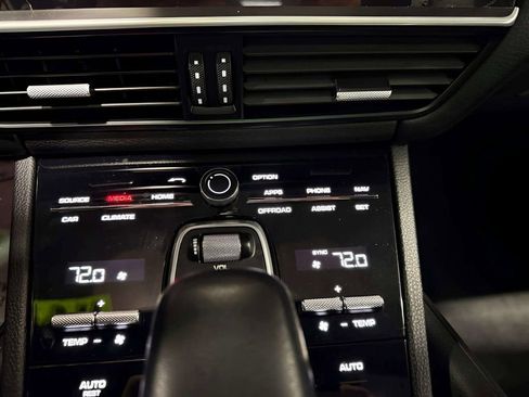 Used 2022 Porsche Cayenne Platinum Edition AWD/4WD image 33