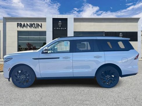 New 2026 Lincoln Navigator Reserve w/ Jet Appearance Package AWD/4WD image 4