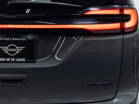 Used 2025 Chrysler Pacifica Limited image 8