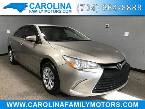 Used 2016 Toyota Camry LE image 1