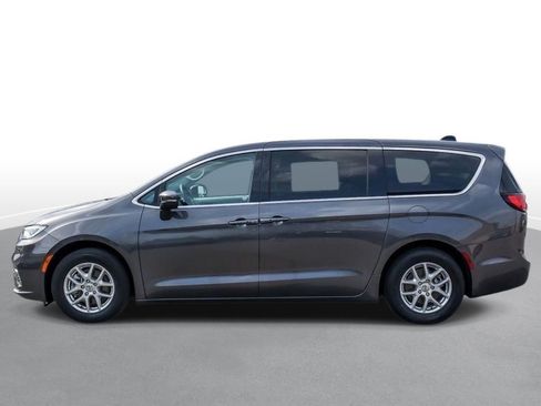 Used 2023 Chrysler Pacifica Touring-L FWD image 5