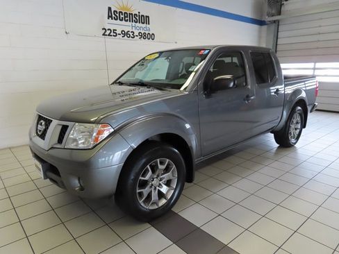 Used 2020 Nissan Frontier SV image 2