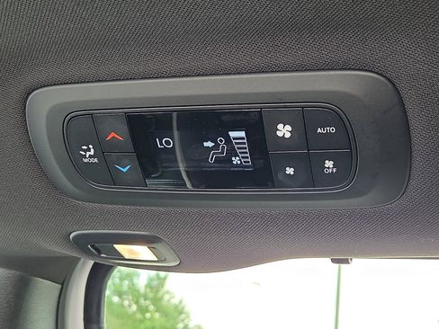 Used 2026 Chrysler Pacifica Limited FWD image 12