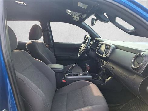 Used 2018 Toyota Tacoma TRD Off-Road w/ Technology Package image 15