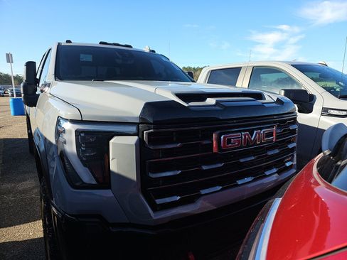 Used 2025 GMC Sierra 2500 AT4X image 2
