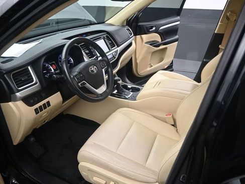Used 2017 Toyota Highlander XLE FWD image 7