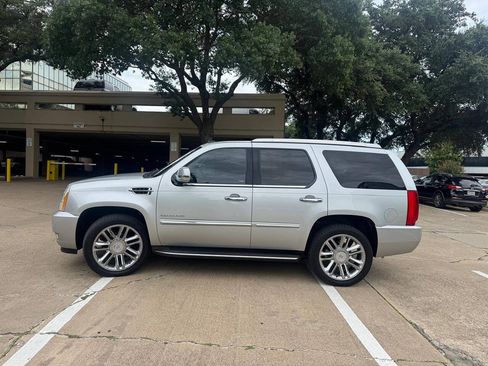 Used 2013 Cadillac Escalade Luxury RWD image 3