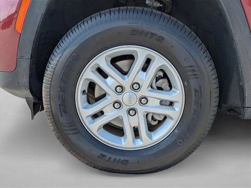 Used 2023 Jeep Grand Cherokee Laredo image 9