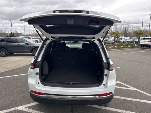 Used 2025 Jeep Grand Cherokee Laredo image 14