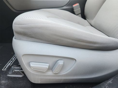 Used 2020 Toyota Highlander L image 23