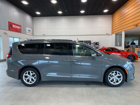 Used 2020 Chrysler Pacifica Limited image 8