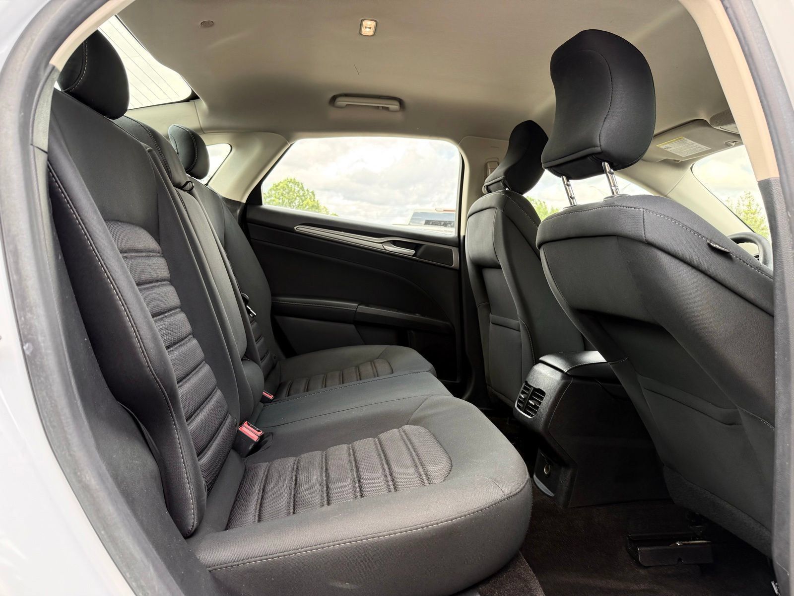 Used 2019 Ford Fusion SE FWD image 17