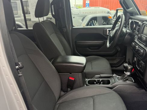 Used 2021 Jeep Gladiator Sport image 16
