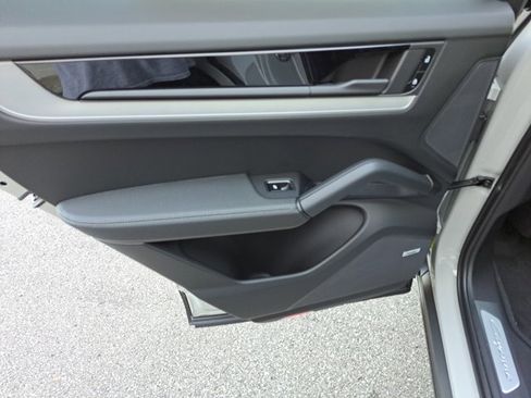 Used 2026 Porsche Cayenne Coupe image 21