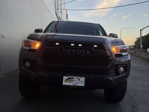 Used 2017 Toyota Tacoma SR5 w/ Tow Package AWD/4WD image 7