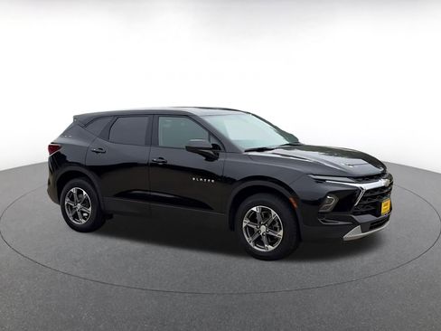 Used 2025 Chevrolet Blazer LT FWD image 2